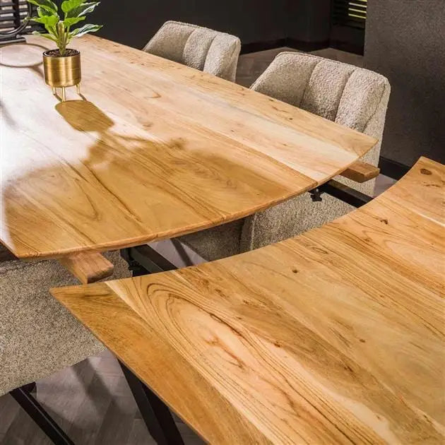 Vue latérale d&#39;une table à manger extensible en bois massif, idéale pour accueillir plus de convives.