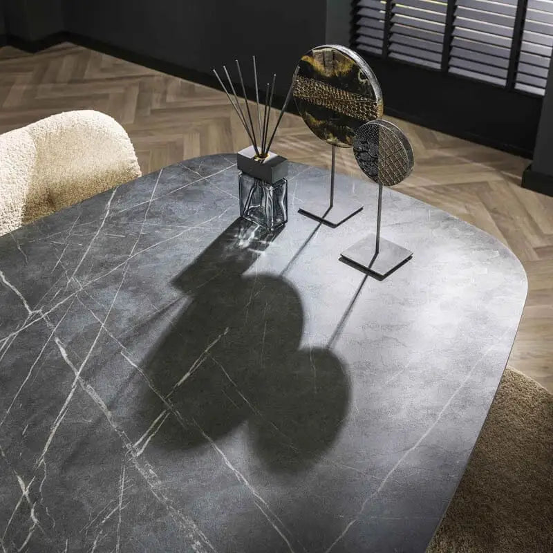 Table à manger style industriel dans un décor élégant de salle à mange