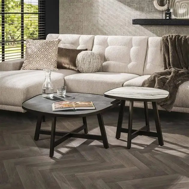 Set de deux tables appoint design en ardoise claire et foncée avec bords en métal.