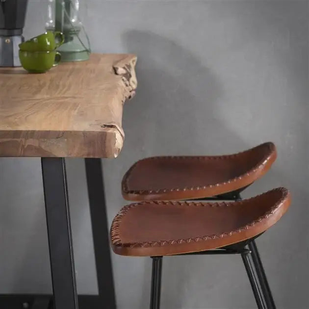 Gros plan sur le grain naturel du bois massif d&#39;une table bar robuste et élégante.