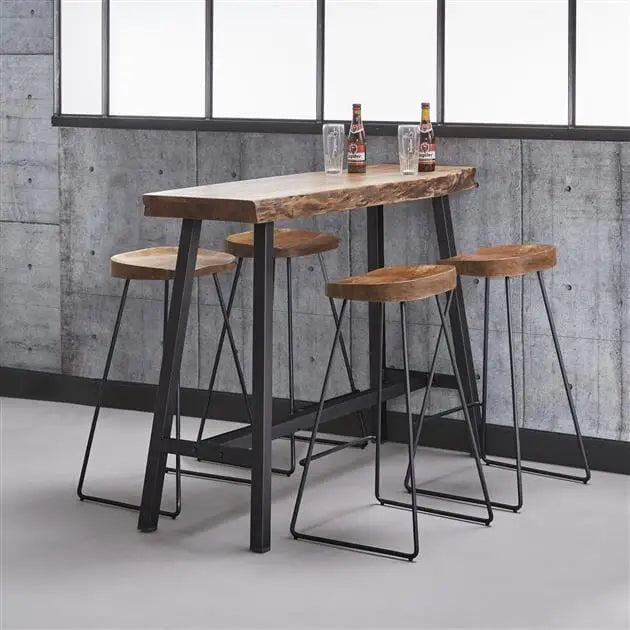 Vue d&#39;ensemble d&#39;une table bar en bois massif, parfaite pour un coin repas convivial.