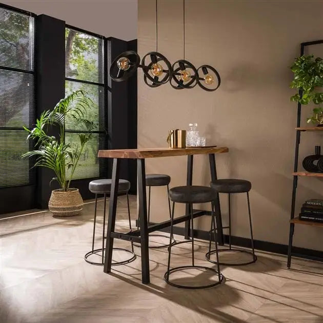 Table bar en bois massif avec un plateau épais et un design industriel.