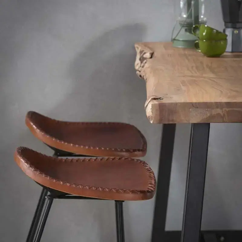 Table de bar industrielle bords naturels lyadesign 