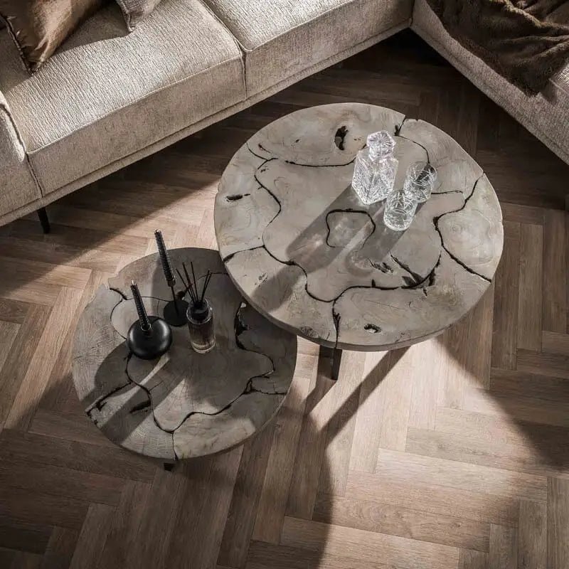  Image en gros plan du plateau de la plus grande table basse gigogne, montrant la texture naturelle et la couleur riche du bois de teck, créant une ambiance chaleureuse et accueillante dans votre salon.