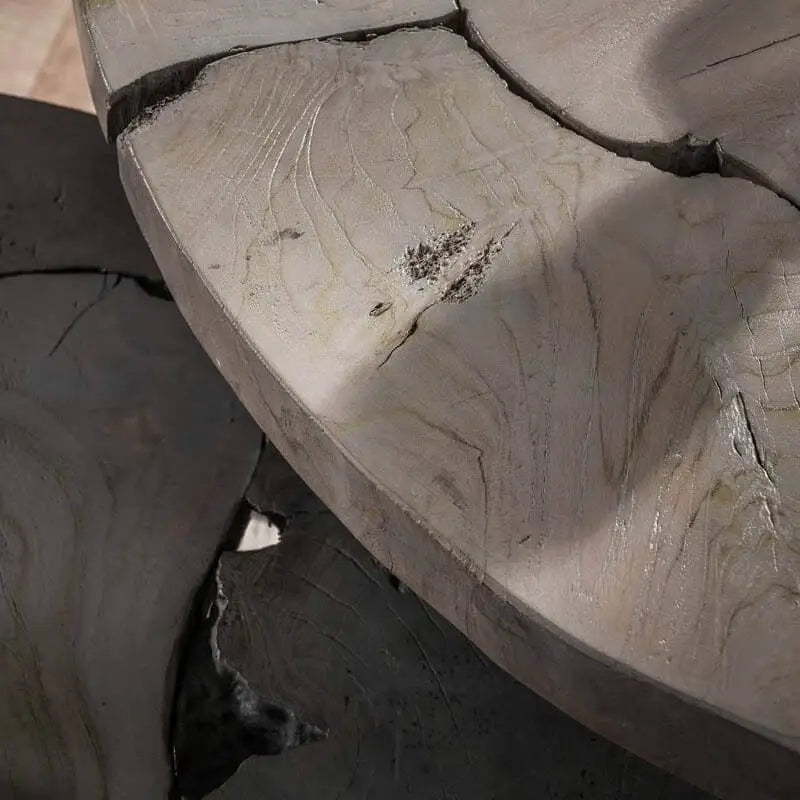 Vue latérale des deux tables basses gigognes, montrant leur design moderne et leur construction solide en bois de teck et en acier noir, parfaites pour un espace de vie contemporain.