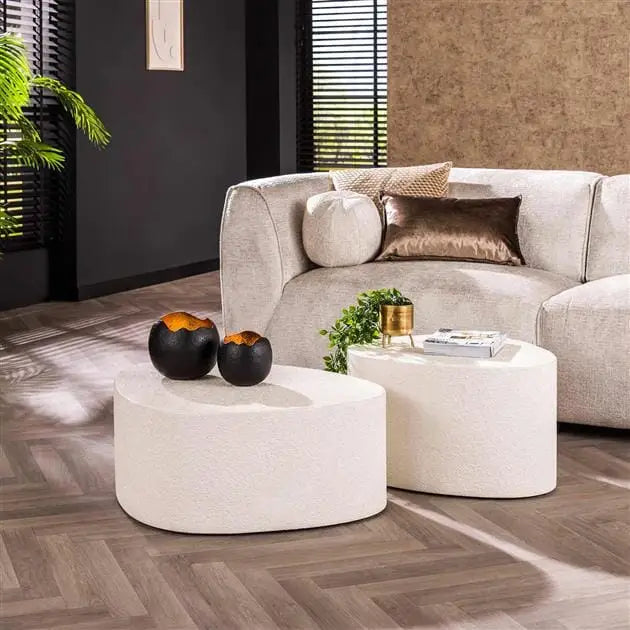 Mesa baja triangular en mármol blanco con decoración moderna