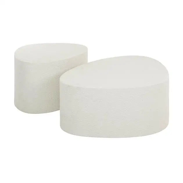 Set de 2 tables basses triangulaires en marbre blanc dans un salon chic