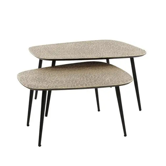 Détail de la finition bronze antique sur la table basse gigogne en métal.