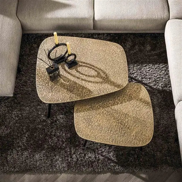 Vue rapprochée de la table basse métal gigogne avec finition bronze antique.