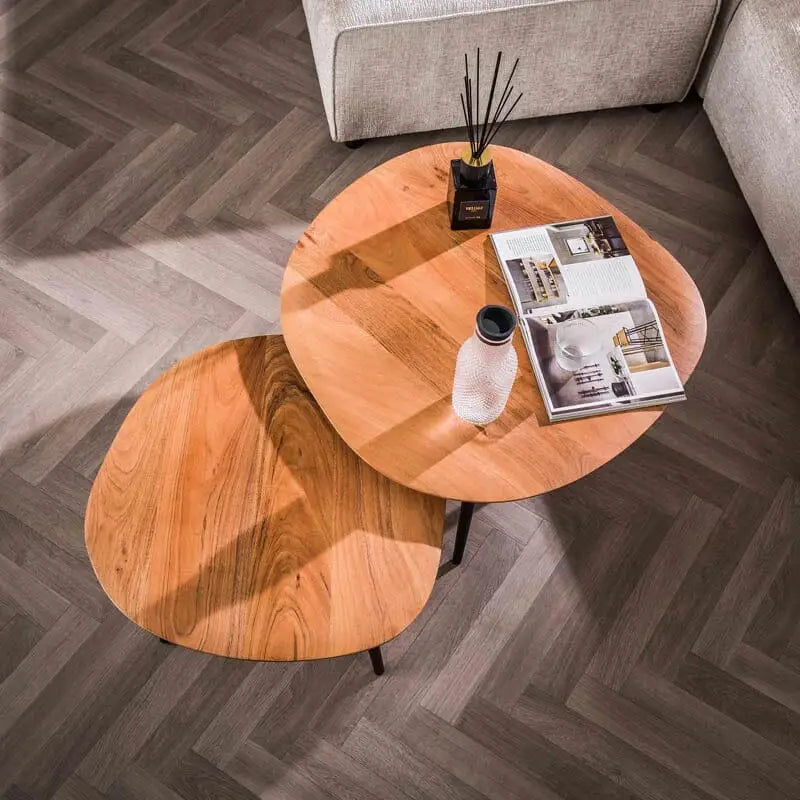 Vue de face des tables basses organiques en bois d&#39;acacia et acier
