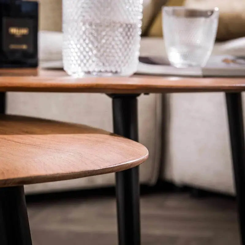 Détail des pieds en acier noir des tables basses organique