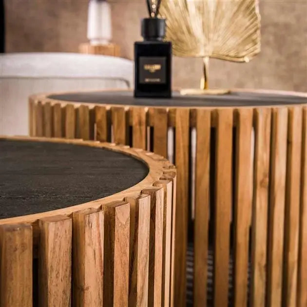 Table basse ronde acacia et ardoise dans un salon moderne