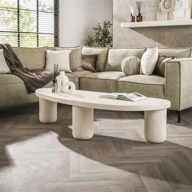 Table basse salon blanche triangulaire en marbre composite dans un salon moderne.