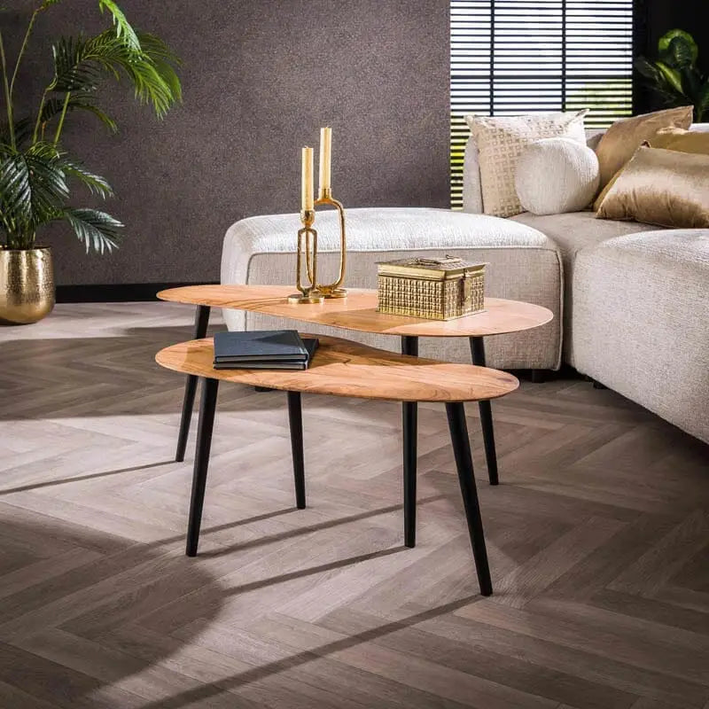 Tables basses scandinaves en bois d&#39;acacia dans un salon moderne