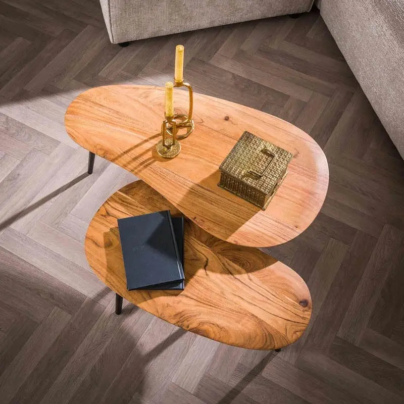 Vue de face des tables basses scandinaves en bois d&#39;acacia et acier