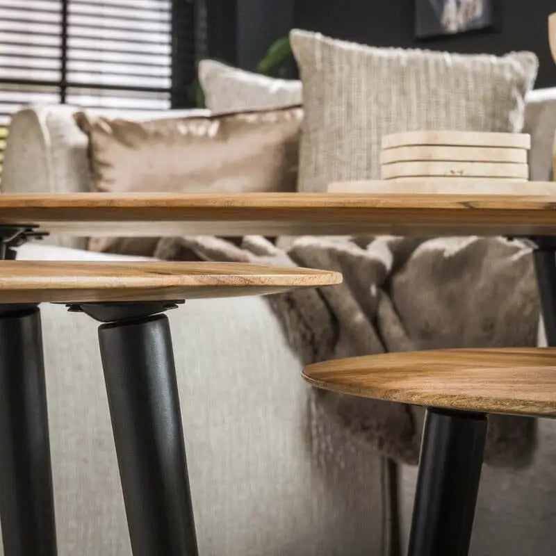 Trois tables d&#39;appoint en bois d&#39;acacia massif, démontrant leur polyvalence élégante et leur capacité à s&#39;adapter à différents agencements dans votre intérieur.