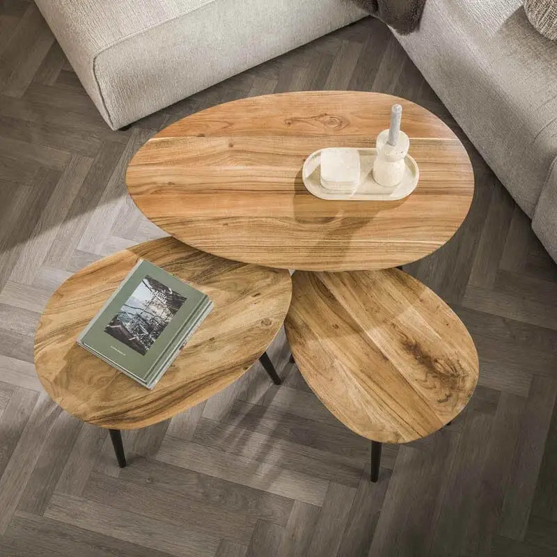 Ensemble de tables d&#39;appoint en bois d&#39;acacia massif et design italien, présenté de côté pour illustrer leur forme organique et leur harmonie artistique.