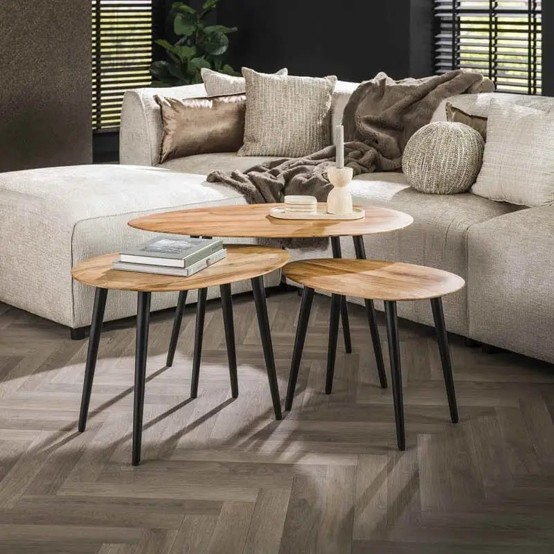 Set de 3 tables d'appoint en bois d'acacia massif, disposées de manière ludique, démontrant leur design italien élégant et leur finition naturelle