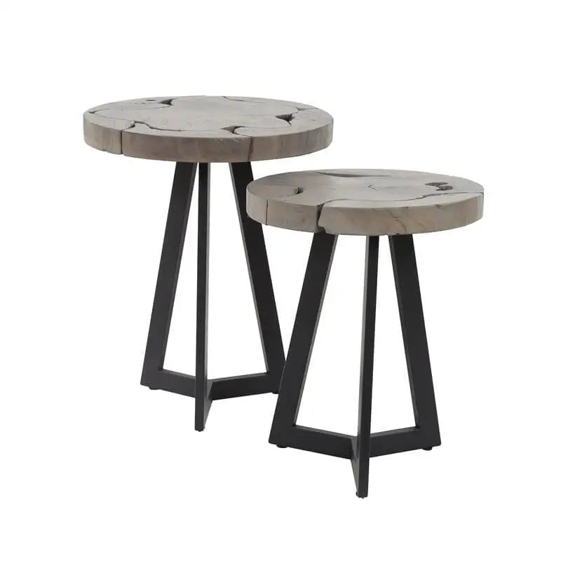Vue latérale des tables d'appoint en bois de teck, montrant leur cadre en acier noir et leur silhouette épurée dans un décor moderne