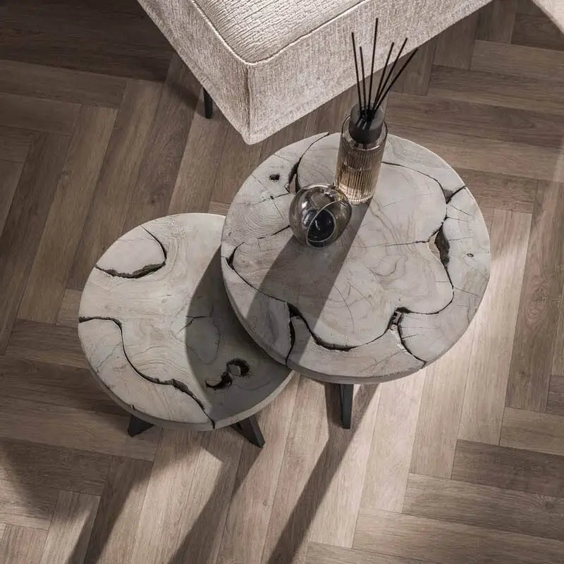 Vue rapprochée du plateau de la plus grande table d'appoint en bois de teck, illustrant la texture naturelle et la couleur grise du bois.