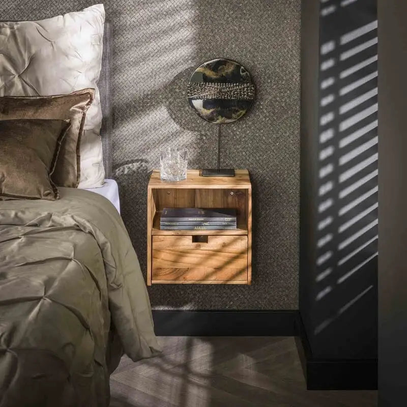 Gros plan sur le tiroir de la table de chevet, illustrant sa fonctionnalité pratique pour le rangement.