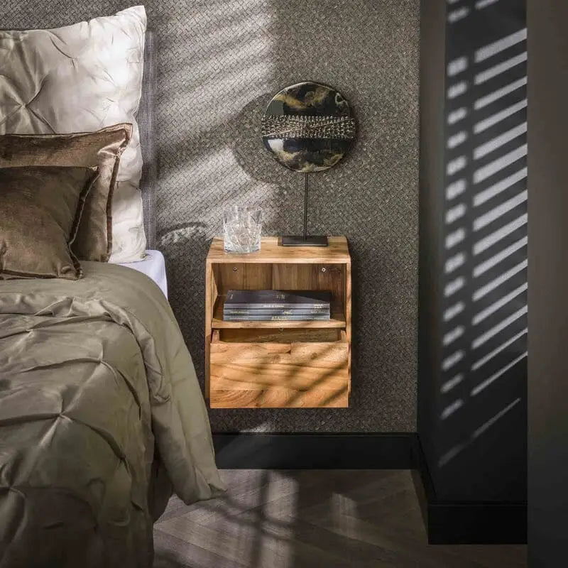 Vue de côté des deux tables de chevet en bois clair, montrant leur design moderne et leur finition naturelle.