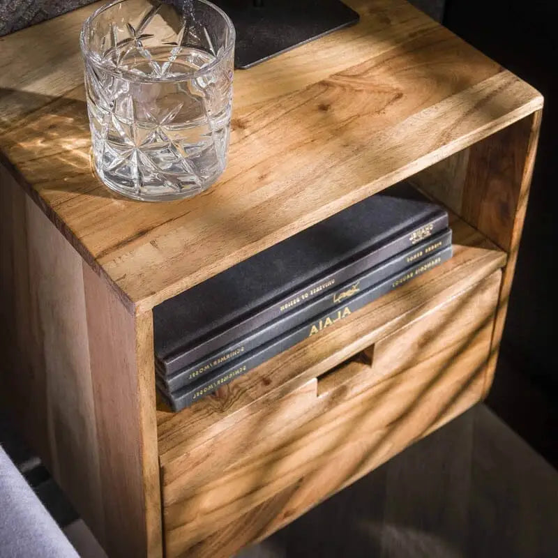 Vue en perspective de la table de chevet murale, mettant en évidence son installation discrète et son design minimaliste.