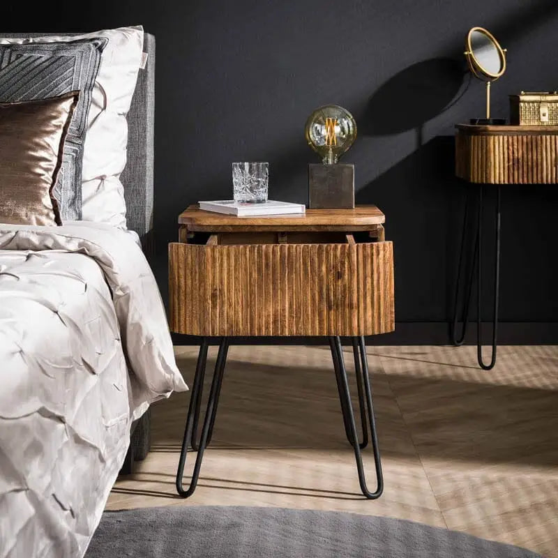  La Table De Nuit Bois Rayure  une touche contemporaine pour  chambre