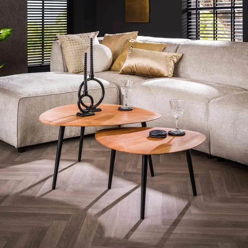 Tables gigognes basses en bois d&#39;acacia dans un salon moderne