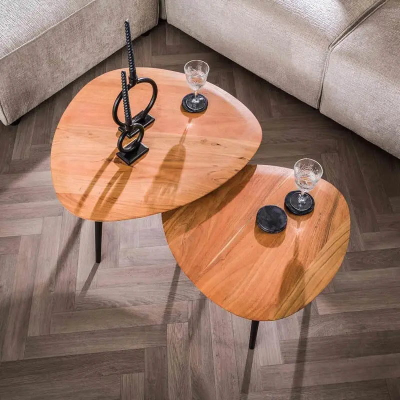 Vue de face des tables gigognes basses en bois d&#39;acacia et acier