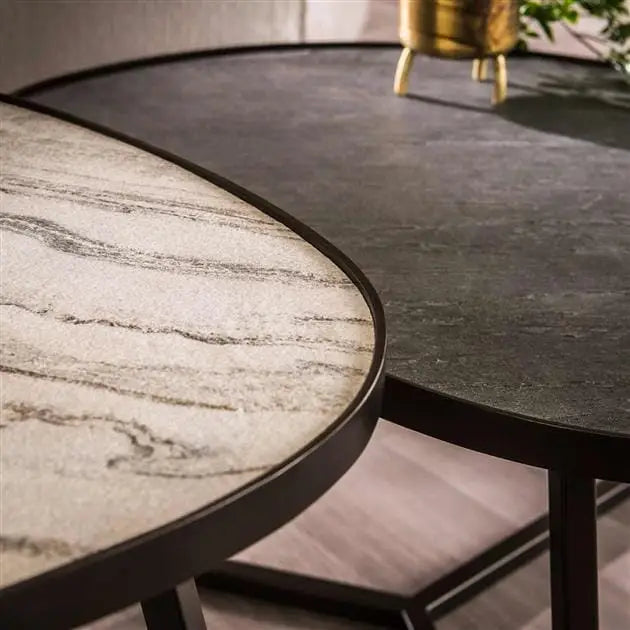 Vue rapprochée des bords métalliques des tables basses