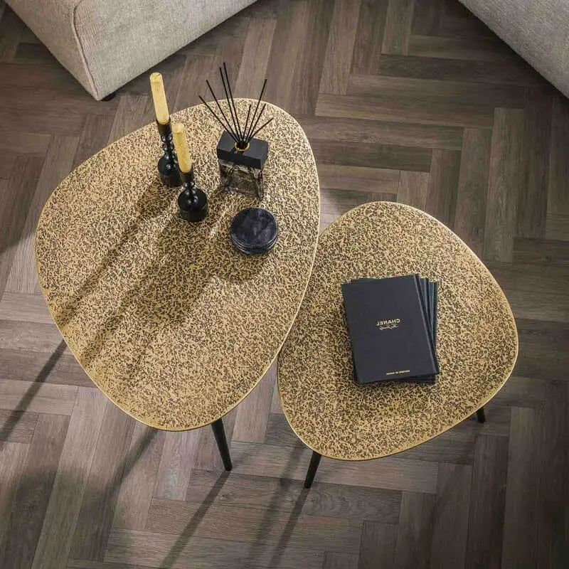 Table basse triangulaire en bronze antique - Détail de la finition