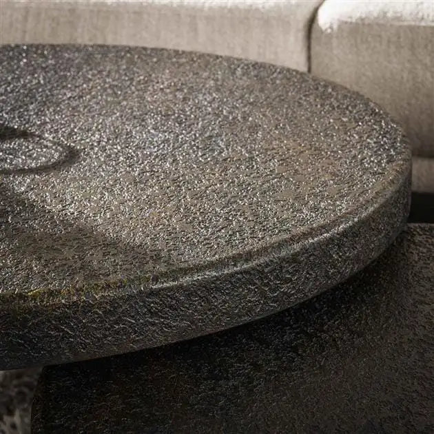 Vue rapprochée d&#39;une table basse ronde en métal sombre