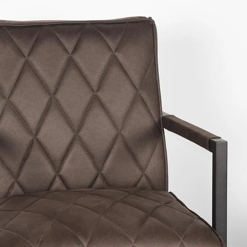 Chaise Industrielle en tissu microfibre couture diamant avec accoudoirs lyadesign 